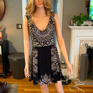 Day or evening sleeve less dress